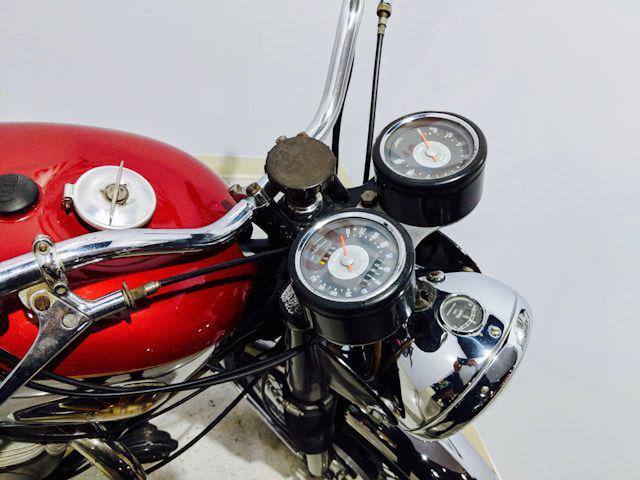 ilustrasi motor pria (unsplash.com/Addy Osmani)