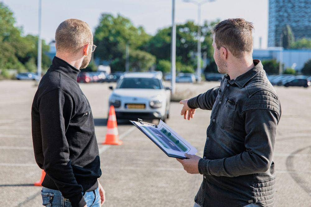 Ilustrasi briefing sebelum belajar menyetir mobil. (unsplash.com/Bas Peperzak)