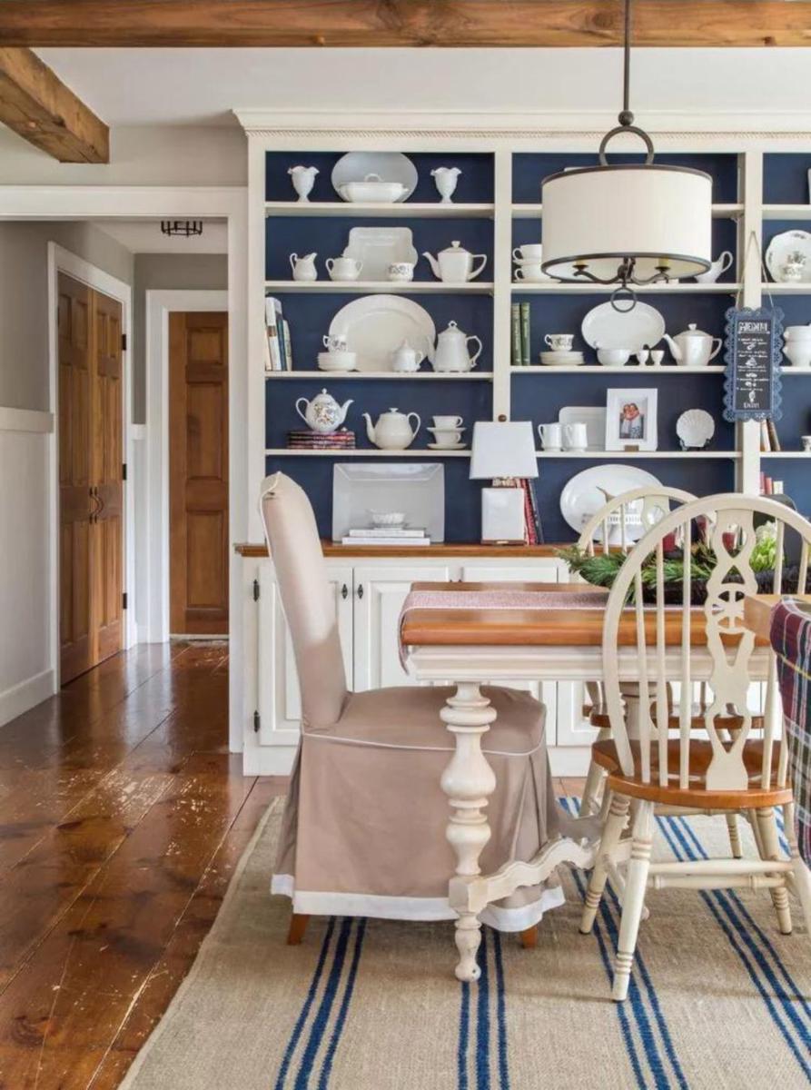 ilustrasi interior ruang makan warna biru (thespruce.com)