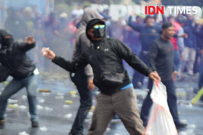 Ratusan massa anarkis berhasil digagalkan tim gabungan Polresta Banyumas, hal itu tergambar saat simulasi sispamkota jelang pilkada, Rabu (21/8/2024).(IDN Times/Cokie Sutrisno)