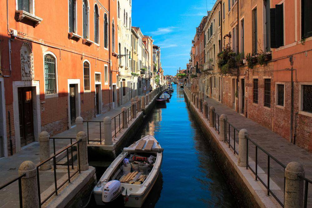 Potret salah satu sudut tempat di Venesia (unsplash.com/fridaae29)