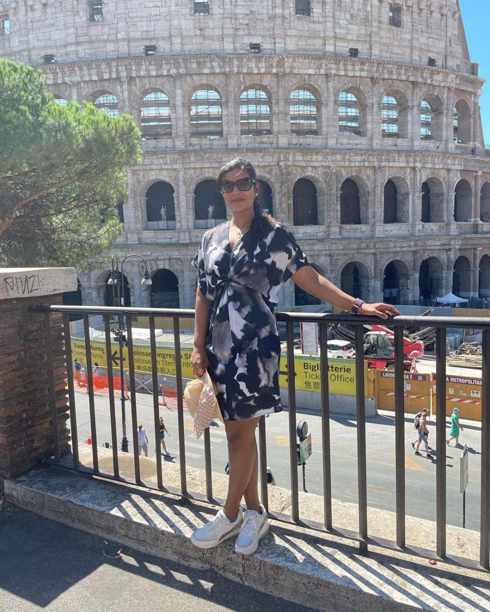 ide outfit untuk pear body shape ala Aishwarya Rajesh (instagram.com/aishwaryarajessh)