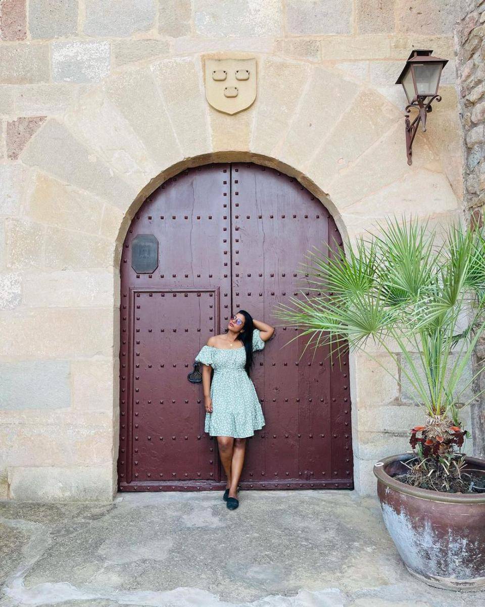 ide outfit untuk pear body shape ala Aishwarya Rajesh (instagram.com/aishwaryarajessh)