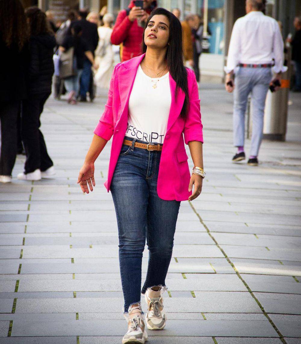 ide outfit untuk pear body shape ala Aishwarya Rajesh (instagram.com/aishwaryarajessh)