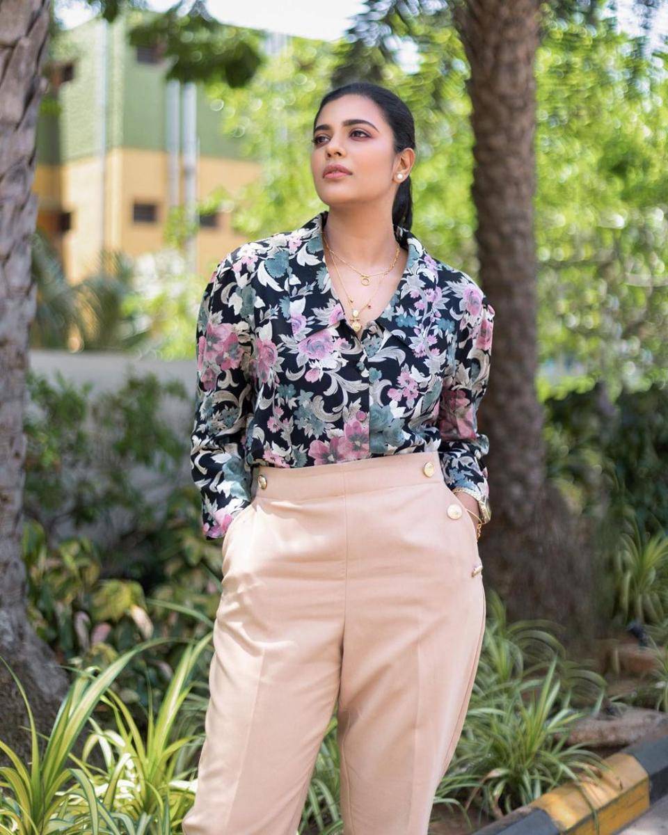 ide outfit untuk pear body shape ala Aishwarya Rajesh (instagram.com/aishwaryarajessh)