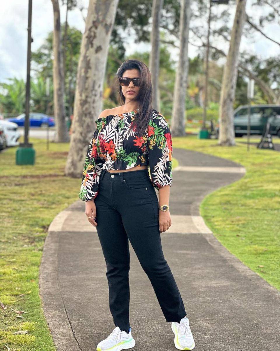 ide outfit untuk pear body shape ala Aishwarya Rajesh (instagram.com/aishwaryarajessh)