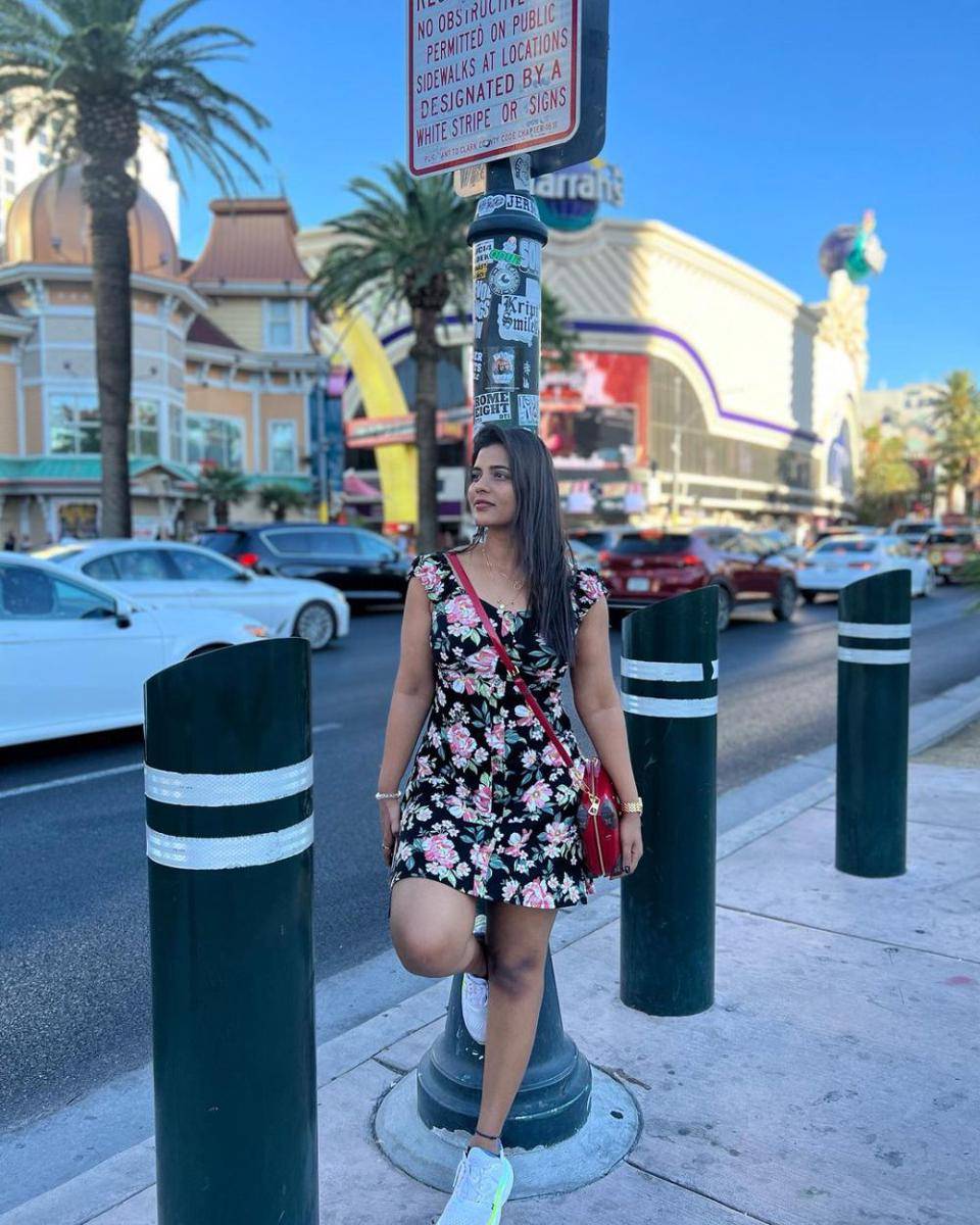 ide outfit untuk pear body shape ala Aishwarya Rajesh (instagram.com/aishwaryarajessh)
