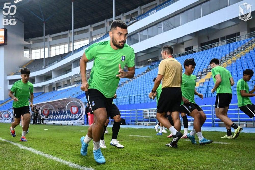 Para pemain BG Pathum United saat melakukan sesi official training di Stadion Batakan Balikpapan pada Selasa 20 Agustus 2024. (Instagram.com/bgpu_official)
