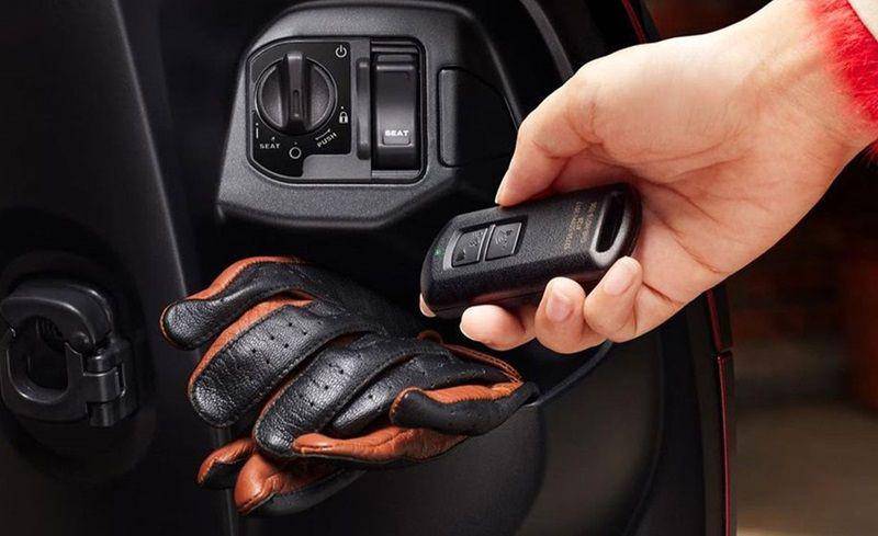 ilustrasi mendekatkan Smart Key dengan motor (wahanahonda.com)