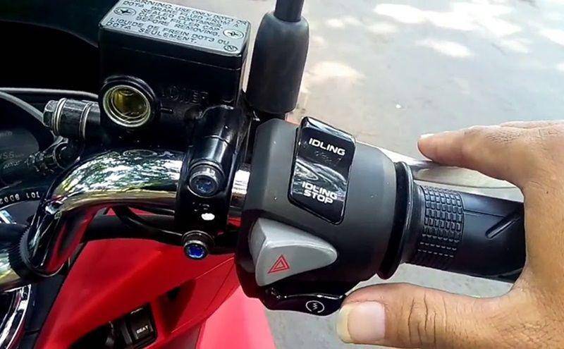 ilustrasi menekan tombol Start pada Honda PCX (dok. YouTube/aselimalang)
