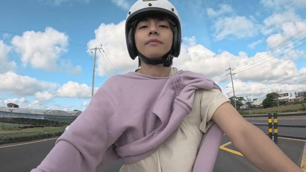 ‘V’ Taehyang BTS mengendarai skuter. Foto: tangkapan layar acara Are You Sure