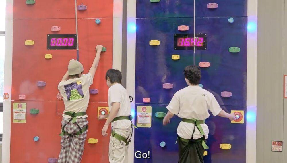 V, Jungkook dan Jimin saat mencoba menaklukan dinding saat bermain wall climbing. Foto: tangkapan layar acara Are You Sure