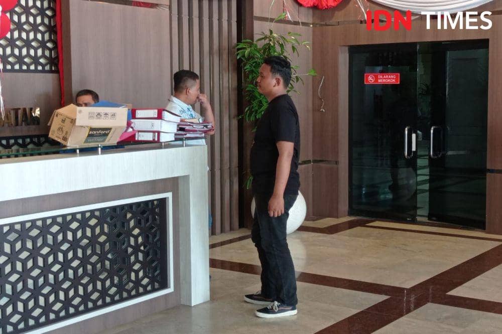 Polisi saat mengamankan beberapa berkas di kantor BP Batam (IDN Times/Putra Gema Pamungkas)