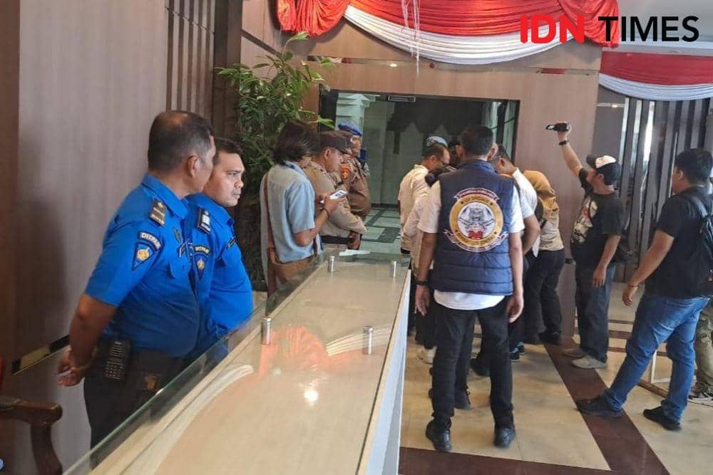 Polresta Barelang saat melakukan penggeledahan di kantor BP Batam (IDN Times/Putra Gema Pamungkas)