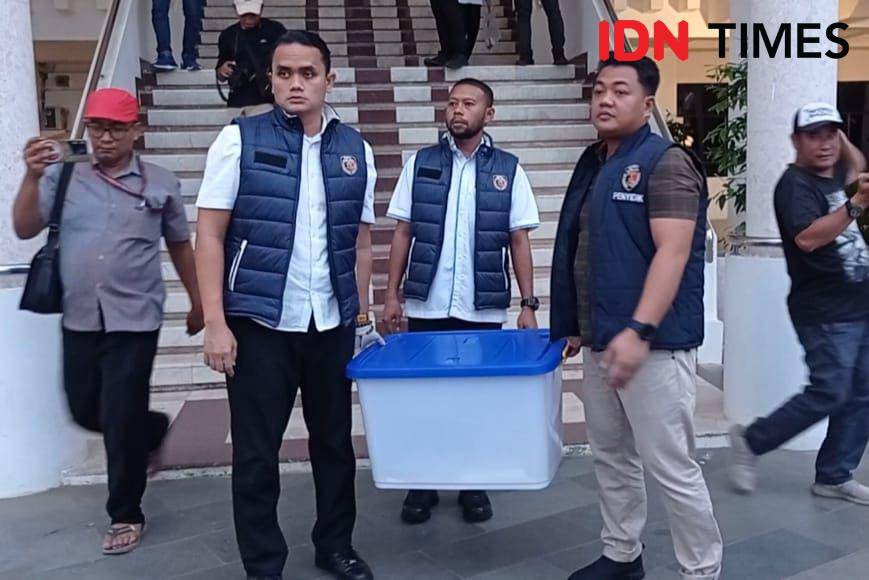 Polisi amankan berkas dari ruang arsip BP Batam (IDN Times/Putra Gema Pamungkas)