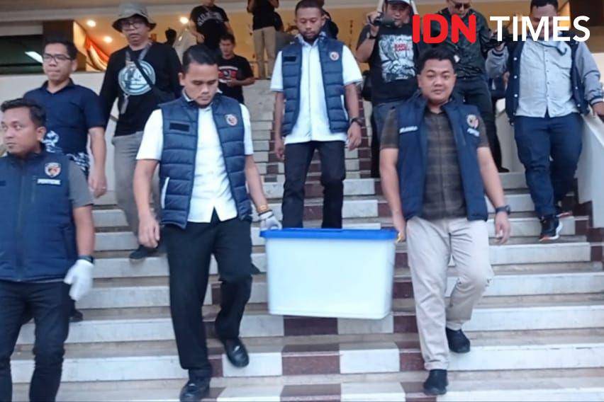 Anggota Polresta Barelang mengamankan sejumlah berkas dari BP Batam (IDN Times/Putra Gema Pamungkas)