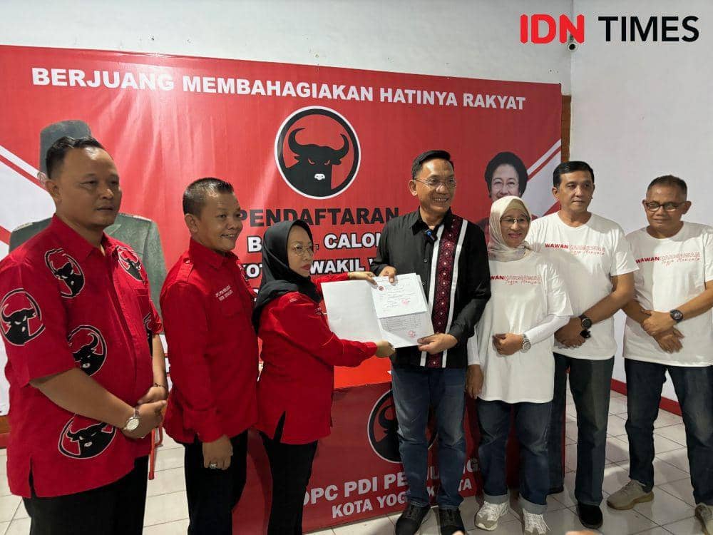 Wawan Harmawan menyerahkan formulis pendaftaran Balon Wali Kota Yogyakarta, di Kantor PDIP Kota Yogyakarta, Senin (20/5/2024). (IDN Times/Herlambang Jati Kusumo)