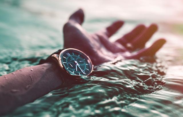 Jam tangan pria tahan air (unsplash.com/Alex Perez)