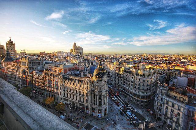 Potret Edificio Metropoli di Madrid, Spanyol (unsplash.com/jorgefdezsalas)