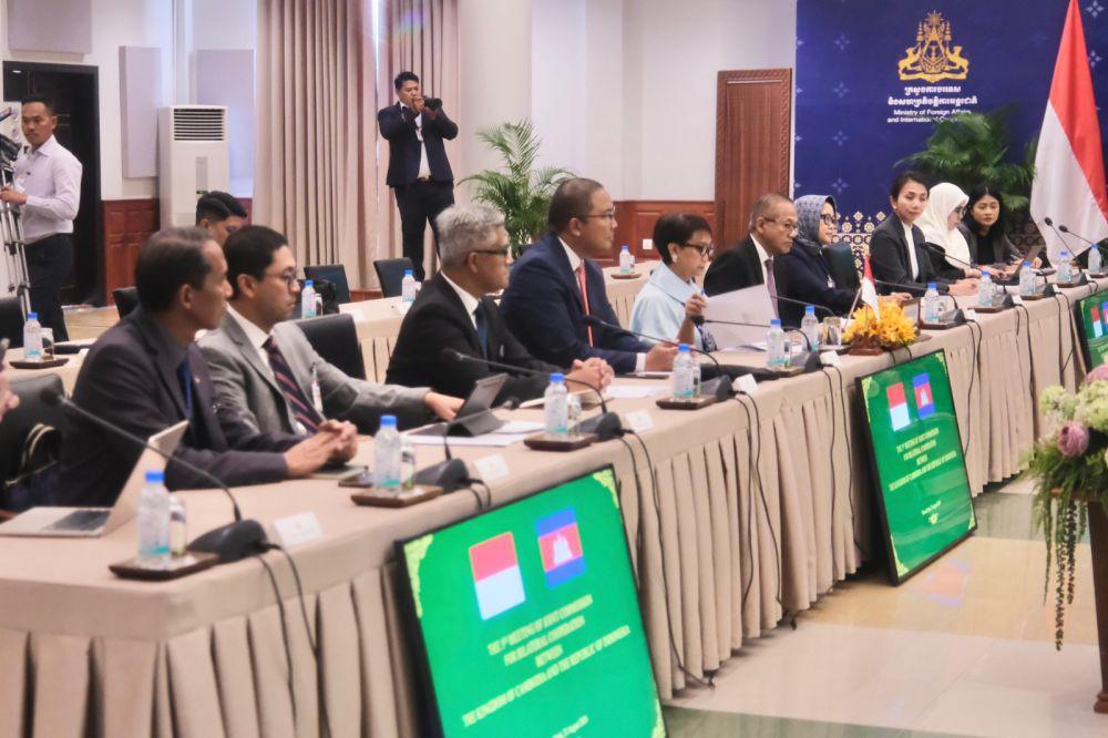 Menteri Luar Negeri RI Retno Marsudi dan Menteri Luar Negeri Kamboja Sok Chenda Sophea. (dok. Kemlu RI)