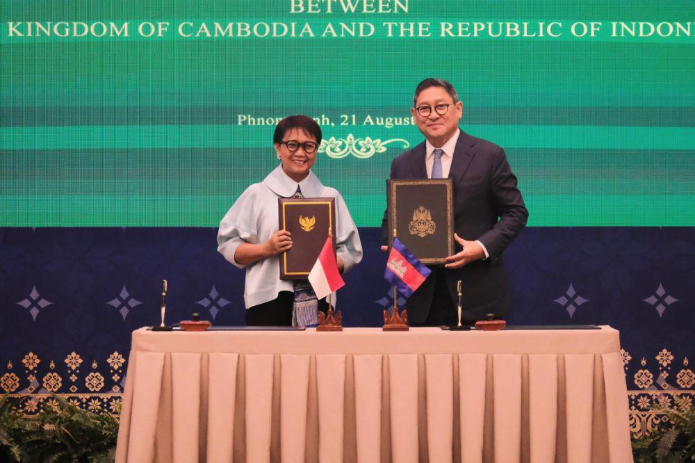 Menteri Luar Negeri RI Retno Marsudi dan Menteri Luar Negeri Kamboja Sok Chenda Sophea. (dok. Kemlu RI)