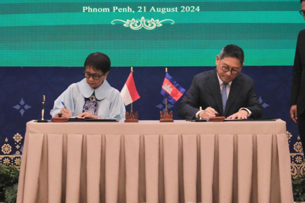 Menteri Luar Negeri RI Retno Marsudi dan Menteri Luar Negeri Kamboja Sok Chenda Sophea. (dok. Kemlu RI)