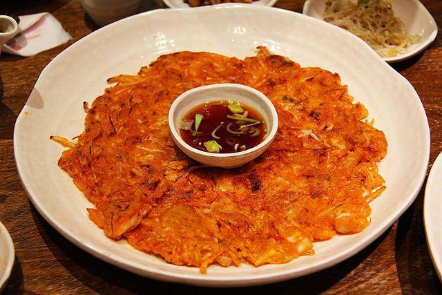 ilustrasi kimchi jeon (commons.wikimedia.org/sharonang)