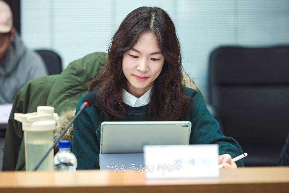 momen script reading Such A Close Traitor (instagram.com/mbcdrama_now)