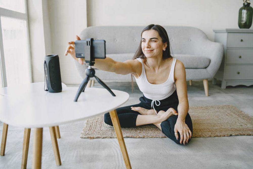 tripod untuk membantu sebagai penahan handphone agar tetap stabil (pexels.com/Gustavo Fring)