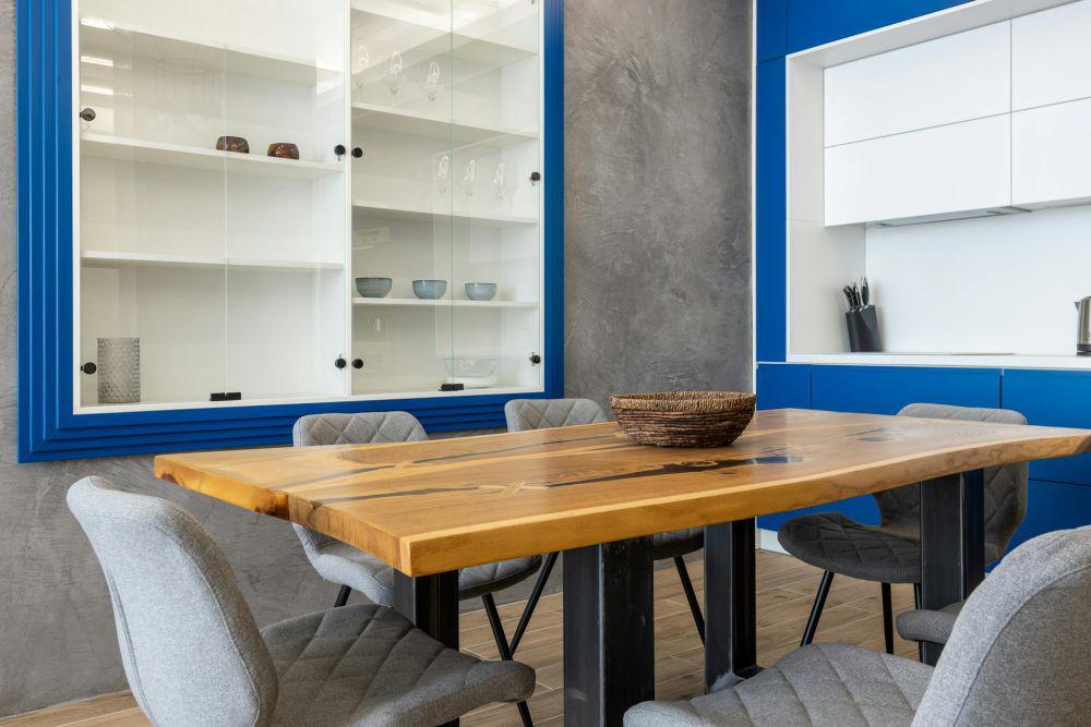 ilustrasi interior ruang makan warna biru (pexels.com/Max Vakhtbovycn)