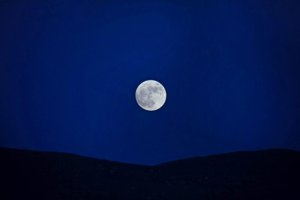 ilustrasi blue moon (pexels.com/ivancisneros)