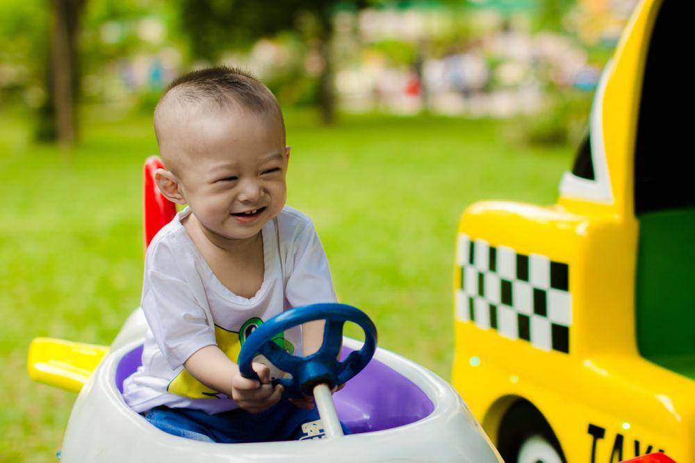 ilustrasi anak bahagia dan menikmati bermain di playground (pexels.com/Pixabay)