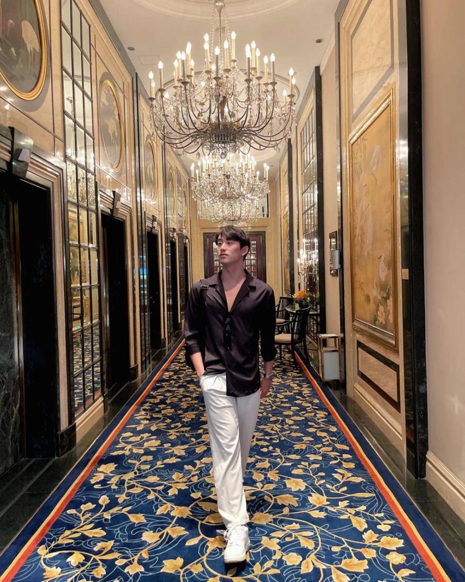 outfit long pants putih ala Supha Sangaworawong (instagram.com/est_rvp)
