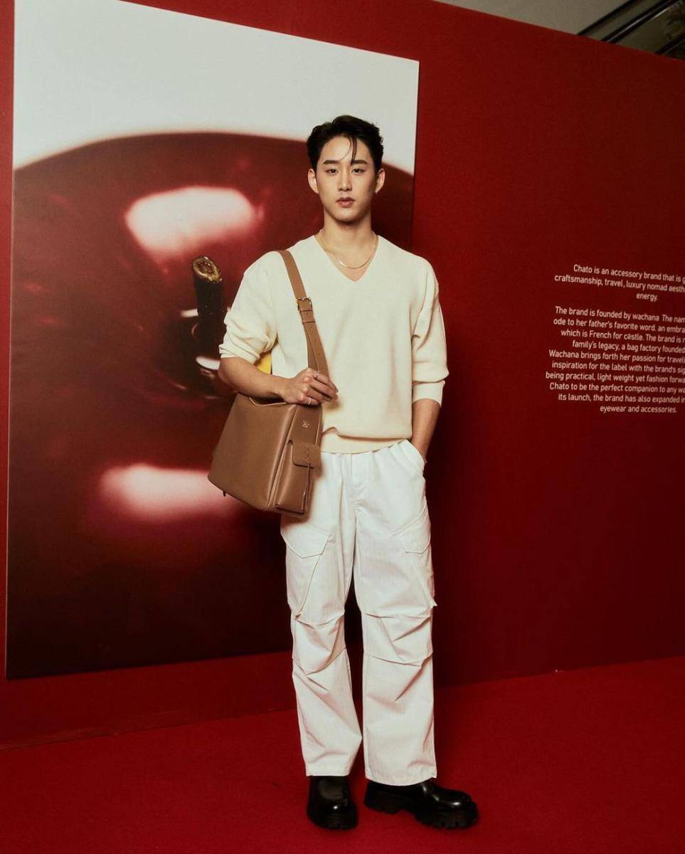 outfit long pants putih ala Supha Sangaworawong (instagram.com/est_rvp)