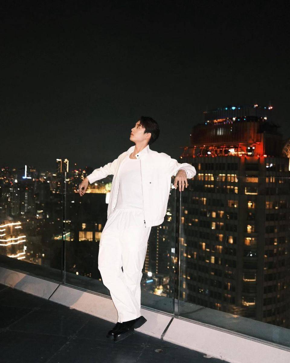 outfit long pants putih ala Supha Sangaworawong (instagram.com/est_rvp)