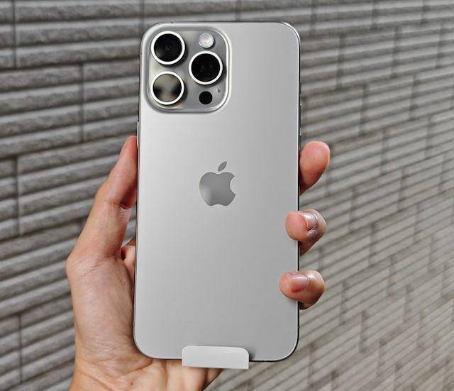 ilustrasi iPhone 15 Pro Max (unsplash.com/@quangthai_itshop)