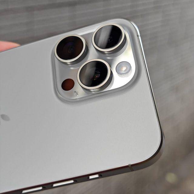 ilustrasi iPhone 15 Pro Max (unsplash.com/@quangthai_itshop)