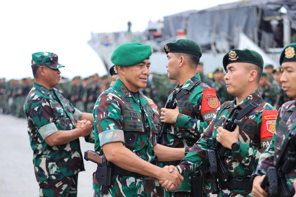 Panglima Komando Daerah Militer (Pangdam) VI/Mulawarman, Mayor Jenderal TNI Tri Budi Utomo menyambut kedatangan pasukan perbatasan di Balikpapan, Selasa (20/8/2024). Foto Kodam Mulawarman