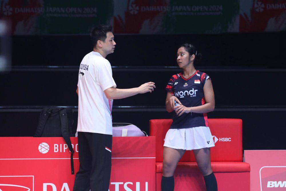 Kepala pelatih tunggal putri Indonesia, Indra Wijaya mendampingi Ester Nurumi Tri Wardoyo di Japan Open 2024 (dok.PP PSBI)