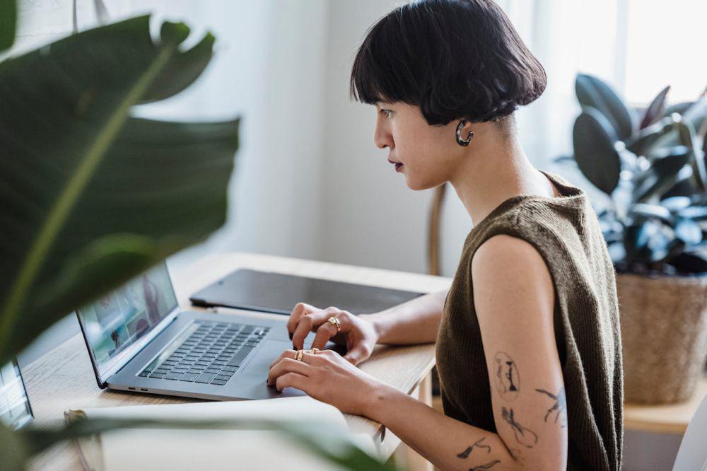 ilustrasi fokus di depan laptop (pexels.com/Michael Burrows)