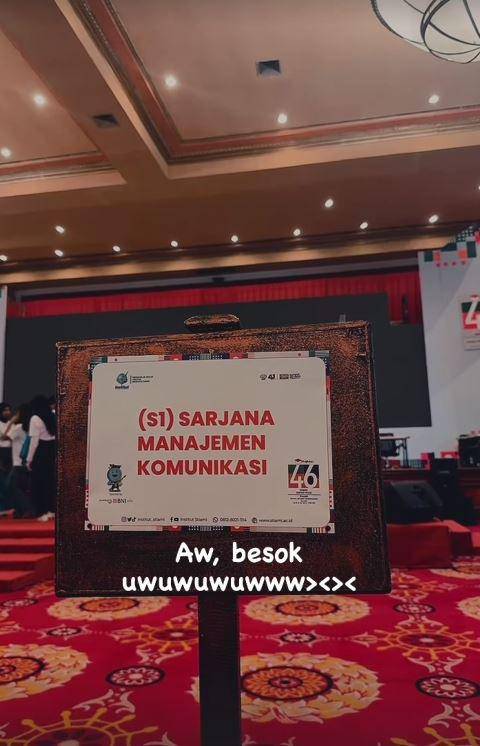 wisuda istri Marshel Widianto (Instagram.com/ceseniy)