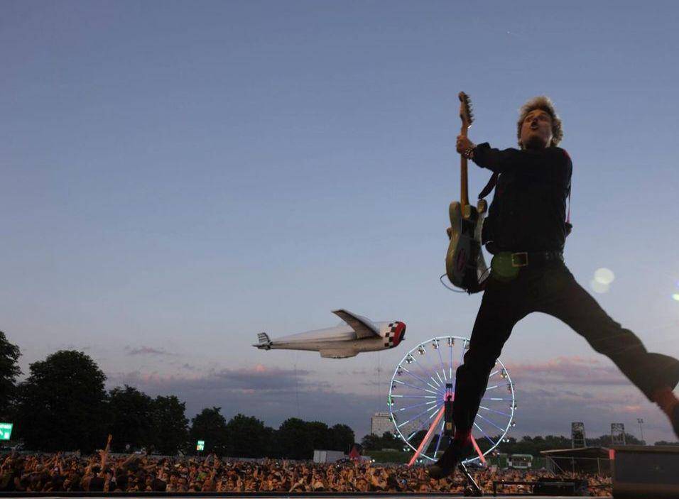 potret Billie Joe Armstrong di atas panggung (instagram.com/billiejoearmstrong)