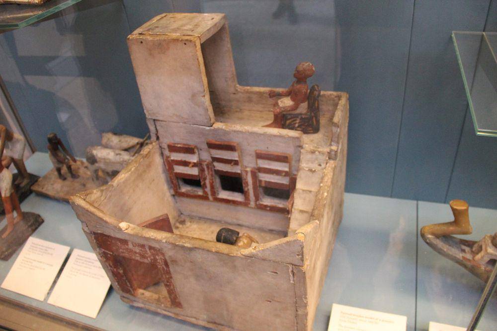 Galeri Mesir Kuno di British Museum, London, Inggris, menampilkan model rumah orang Mesir Kuno. (commons.wikimedia.org/Gary Todd)