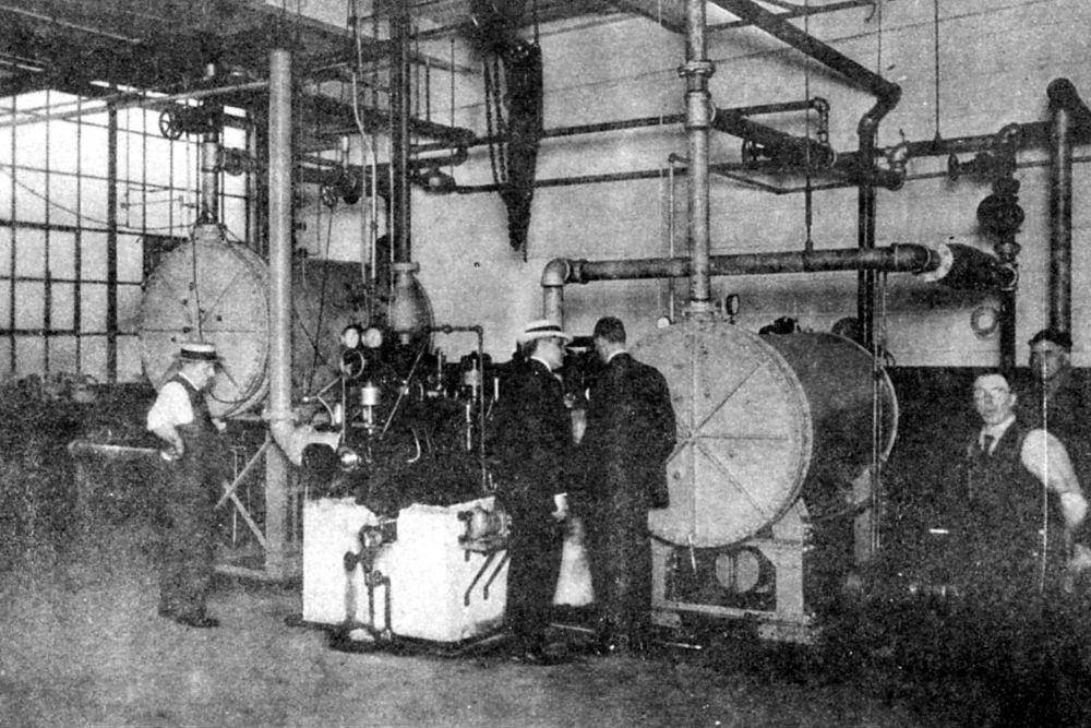 Foto yang diambil di Magna Mine A-C System pada 17 Juli 1902 memperlihatkan penemu Willis Carrier (di tengah) sedang mencoba pendingin udara dan refrigerasi. (commons.wikimedia.org/Carrier Corporation)