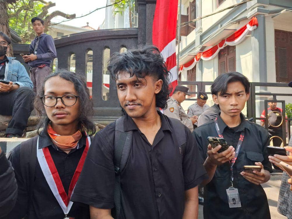 Rembo, koordinator lapangan aksi demo di depan Kantor DPRD Kota Malang pada Kamis (22/8/2024). (IDN Times/Rizal Adhi Pratama)