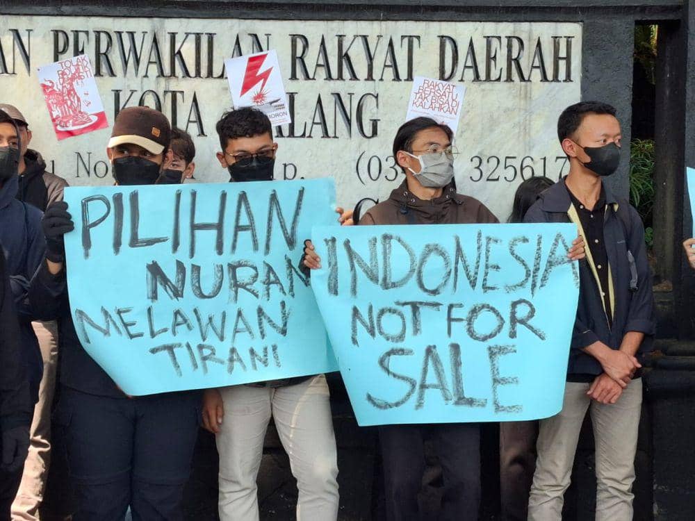 Aksi demo di depan Kantor DPRD Kota Malang pada Kamis (22/8/2024). (IDN Times/Rizal Adhi Pratama)