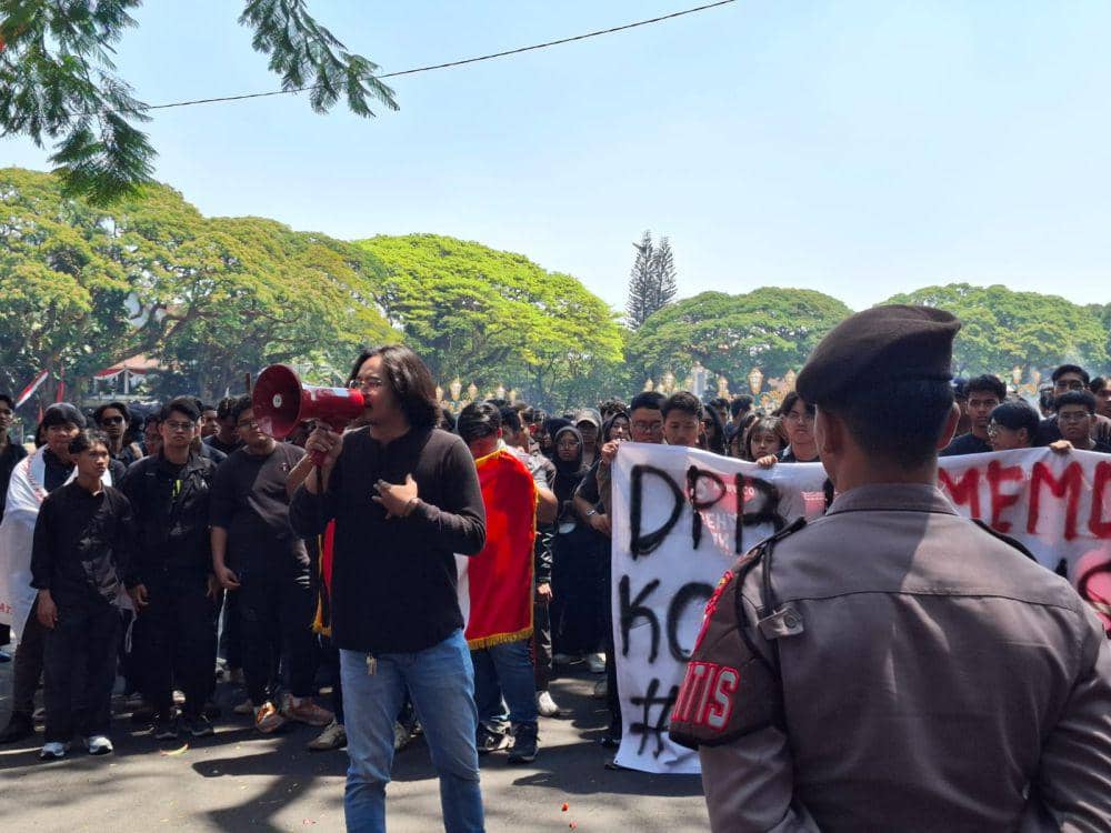 Aksi demo di depan Kantor DPRD Kota Malang pada Kamis (22/8/2024). (IDN Times/Rizal Adhi Pratama)