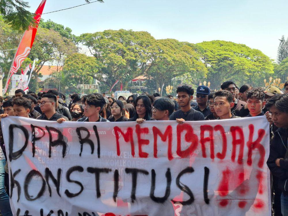 Aksi demo di depan Kantor DPRD Kota Malang pada Kamis (22/8/2024). (IDN Times/Rizal Adhi Pratama)