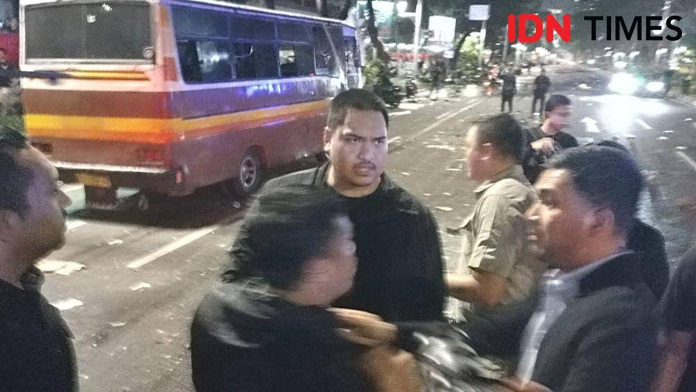 Menpora Dito Ariotedjo di antara kerumunan massa aksi di depan Kantor Kemenpora (IDN Times/Sandy)