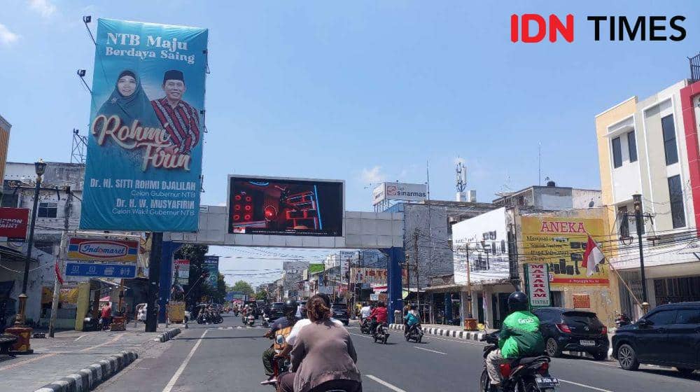 Baliho pasangan Rohmi-Firin di Kota Mataram. (IDN Times/Muhammad Nasir)